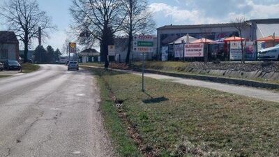 II/156 za čerpací stanicí směr LIDL