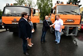 Představitelé Koločavy si z jihu Čech odvezli dva automobily opatřené sněžným pluhem. Zakarpatské obci je daroval kraj