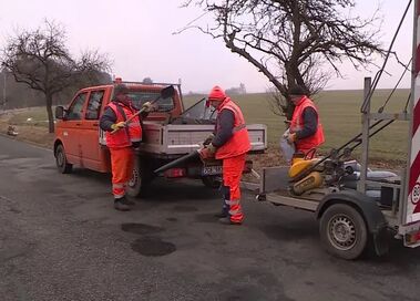 Silničáři průběžně opravují výtluky po celém kraji